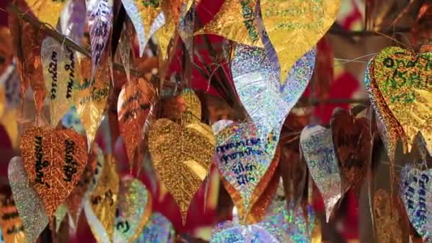 Hacer Mérito Dorado Árbol Dinero Rojo Templo Wat Bangkok Tailandia — Vídeo de stock