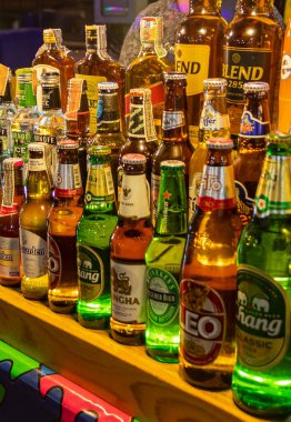 Bangkok Tayland 21. Mai 2018 Chang Singha ve Leo bira Huai Khwang Bangkok Tayland 'da Tayland gece market yemekleri.