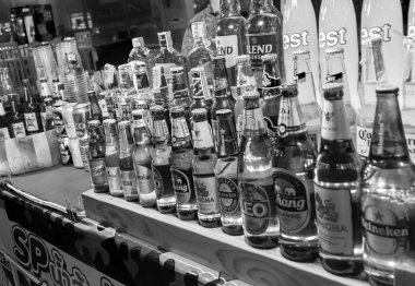 Bangkok Tayland 21. Mai 2018 Siyah beyaz resim Chang Singha ve Leo bira Tayland gece marketi Tayland sokak yemekleri Bangkok Tayland.