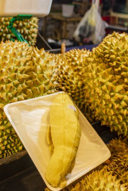 Huai Khwang Bangkok Tayland 'daki Tayland gece marketinin taze ve dikenli meyveleri..