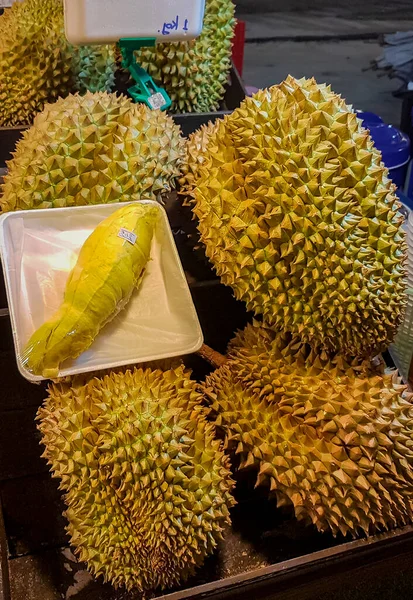 Śmierdzące Świeże Duże Kłujące Owoce Duriana Tajski Nocny Rynek Uliczny — Zdjęcie stockowe