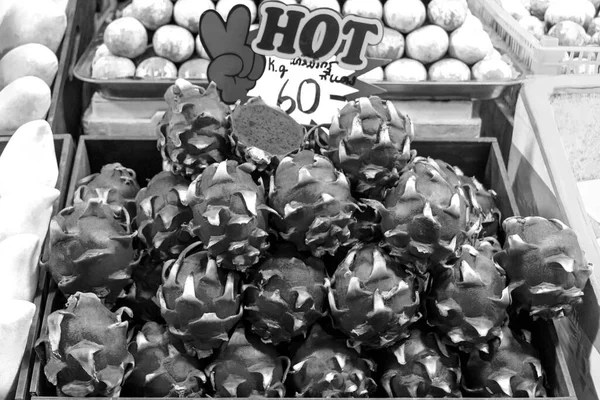 Schwarz Weiß Bild Der Pitaya Drachenfrucht Thai Nachtmarkt Street Food — Stockfoto