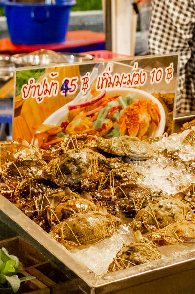 Тайский ночной рынок уличной еды в Huai Khwang Bangkok Thailand.