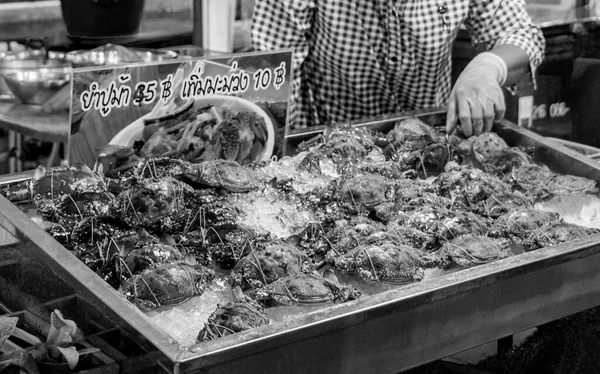 Zwart Wit Foto Van Levende Krabben Kreeften Thaise Nachtmarkt Straatvoedsel — Stockfoto