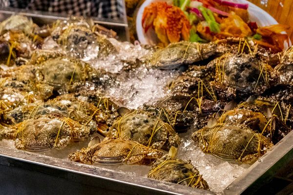 Тайский ночной рынок уличной еды в Huai Khwang Bangkok Thailand.