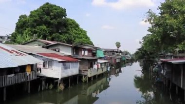Prem Prachakon kanal nehri boyunca yaşam Don Mueang Bangkok Tayland.