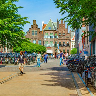Groningen Hollanda 18. Haziran 2013 Cityscape Panorama binaları bisiklet trafiği Groningen Hollanda Hollanda