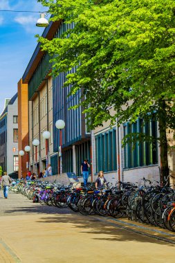 Groningen Hollanda 18. Haziran 2013 Cityscape Panorama binaları bisiklet trafiği Groningen Hollanda Hollanda