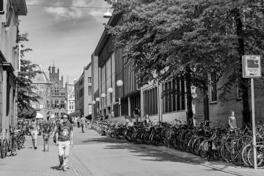Groningen Hollanda 18. Haziran 2013, Hollanda 'nın Groningen bölgesindeki Panorama binalarının siyah beyaz tarihi resmi bisiklet trafiği.
