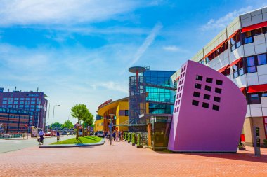 Groningen Hollanda 18. Haziran 2013 Cityscape Panorama binaları bisiklet trafiği Groningen Hollanda Hollanda