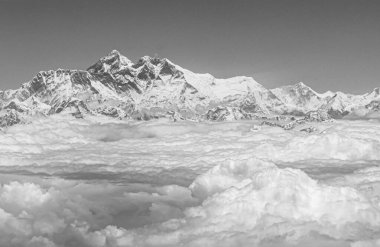 Himalayalar 'daki Everest Dağı' nın siyah beyaz resmi. 8848 metre yüksekliğinde. Dünyanın en yüksek dağı. Yedi Zirve.