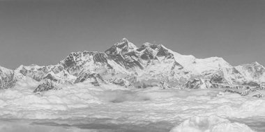Himalayalar 'daki Everest Dağı' nın siyah beyaz resmi. 8848 metre yüksekliğinde. Dünyanın en yüksek dağı. Yedi Zirve.