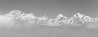 Himalayalar 'daki Everest Dağı' nın siyah beyaz resmi. 8848 metre yüksekliğinde. Dünyanın en yüksek dağı. Yedi Zirve.