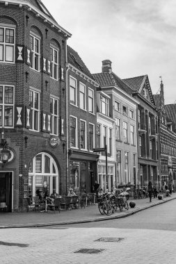 Groningen Hollanda 18. Haziran 2013, Hollanda 'nın Groningen bölgesindeki Panorama binalarının siyah beyaz tarihi resmi bisiklet trafiği.