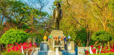 Don Mueang Bangkok Tayland 'daki yeşil doğa arasındaki doğal parktaki yeşil tarihi insan heykeli heykeli.