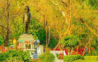 Don Mueang Bangkok Tayland 'daki yeşil doğa arasındaki doğal parktaki yeşil tarihi insan heykeli heykeli.