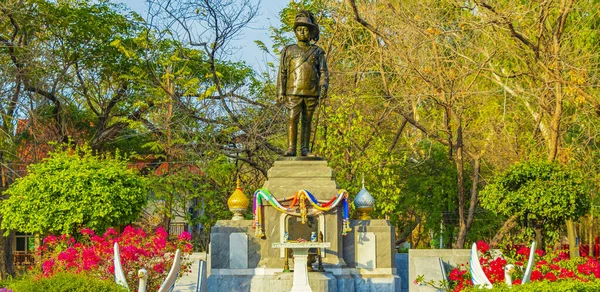 Don Mueang Bangkok Tayland 'daki yeşil doğa arasındaki doğal parktaki yeşil tarihi insan heykeli heykeli.