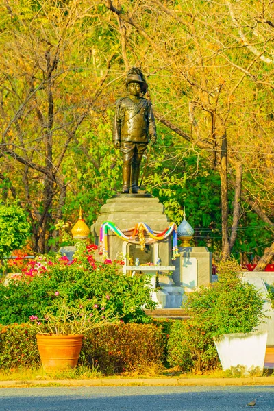 ドンムアンの緑の自然公園内の緑の歴史的人間彫刻像 バンコクタイ — ストック写真