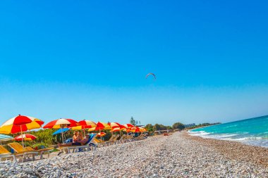 Rodos Yunanistan 20. Eylül 2018 Yunanistan 'da Rodos' ta rüzgar sörfü ve tatil ve Ialysos sahilinin güzel turkuaz suları.