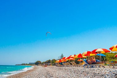 Rodos Yunanistan 20. Eylül 2018 Yunanistan 'da Rodos' ta rüzgar sörfü ve tatil ve Ialysos sahilinin güzel turkuaz suları.