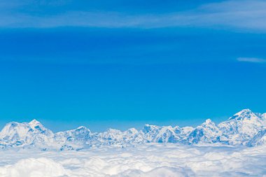 Himalayalar 'daki Everest Dağı. 8848 metre yüksekliğinde. Dünyanın en yüksek dağı. Yedi Zirve.