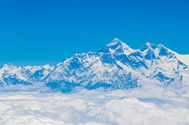 Himalayalar 'daki Everest Dağı. 8848 metre yüksekliğinde. Dünyanın en yüksek dağı. Yedi Zirve.