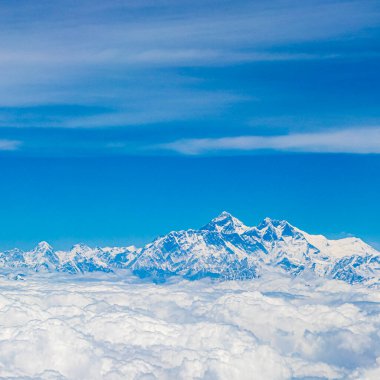 Himalayalar 'daki Everest Dağı. 8848 metre yüksekliğinde. Dünyanın en yüksek dağı. Yedi Zirve.