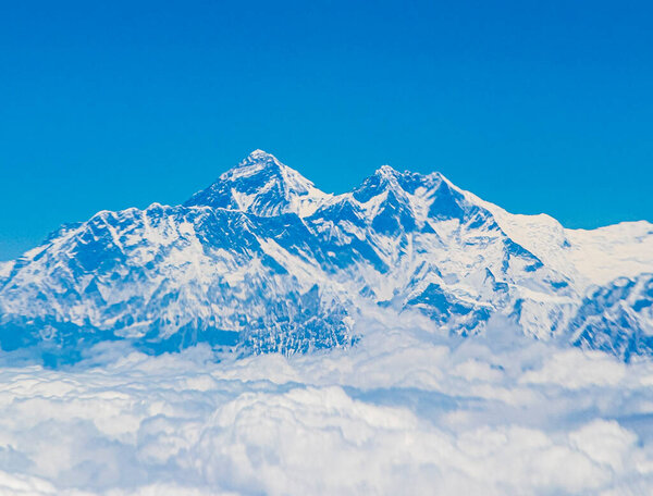 Гора Эверест в Гималаях. 8848 m высотой. Самая высокая гора на земле. Семь саммитов.