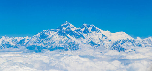 Гора Эверест в Гималаях. 8848 m высотой. Самая высокая гора на земле. Семь саммитов.