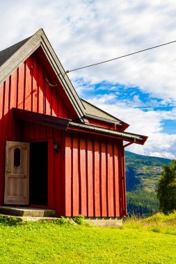 Vang i Valdres, Innlandet, Norveç 'teki güzel kırmızı ahşap kulübe.