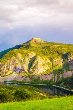 Vangsmjose Gölü üzerindeki renkli gökkuşağı ve Vang i Valdres Innlandet Norveç 'teki dağ manzarası.