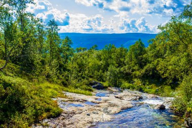 Muhteşem Norveç manzarası. Renkli turkuaz nehir şelalesi Vang i Valdres, Norveç.