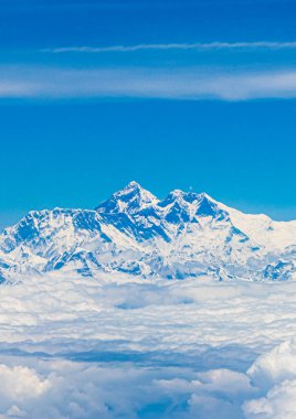 Himalayalar 'daki Everest Dağı. 8848 metre yüksekliğinde. Dünyanın en yüksek dağı. Yedi Zirve.