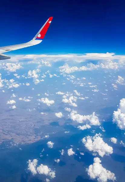 泰国曼谷与尼泊尔航空公司一起在泰国农村上空美丽的云彩上空飞行 — 图库照片