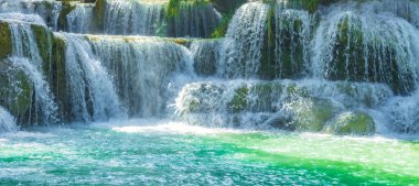 Luang Prabang Laos 'taki en güzel şelale Turkuaz Kuang Si şelalesi..