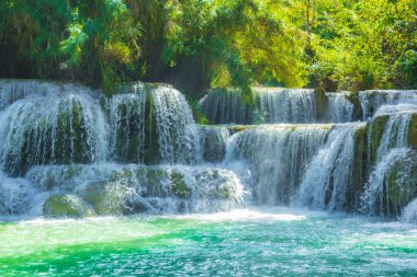 Luang Prabang Laos 'taki en güzel şelale Turkuaz Kuang Si şelalesi..
