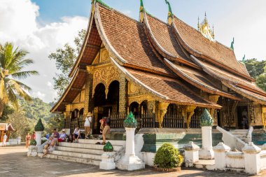 Luang Prabang Laos 18 numara. Kasım 2018 Wat Xieng Thong Budist tapınağı Luang Prabang Laos 'un en iyi tapınakları..