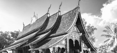 Luang Prabang Laos 18 numara. Kasım 2018 Altın Şehir Luang Prabang Laos 'un Budist Budist Tapınağı Wat Xieng Thong' un siyah beyaz resmi.