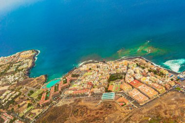 Afrika 'daki Tenerife Kanarya İspanyol adasının sahil ve körfezlerinin panoramik manzarası.
