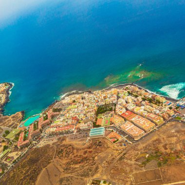 Afrika 'daki Tenerife Kanarya İspanyol adasının sahil ve körfezlerinin panoramik manzarası.