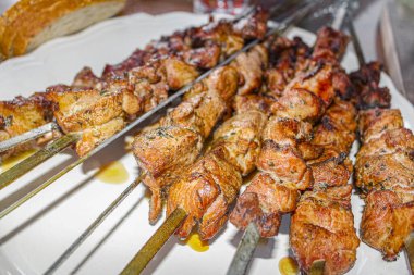 Norveç 'te beyaz plaka arka planında şişler olan bir Rus şişi..