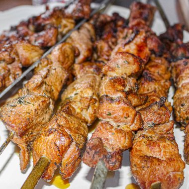 Norveç 'te beyaz plaka arka planında şişler olan bir Rus şişi..