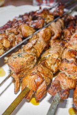 Norveç 'te beyaz plaka arka planında şişler olan bir Rus şişi..