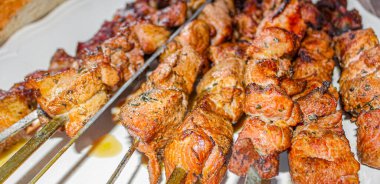 Norveç 'te beyaz plaka arka planında şişler olan bir Rus şişi..