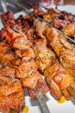 Norveç 'te beyaz plaka arka planında şişler olan bir Rus şişi..