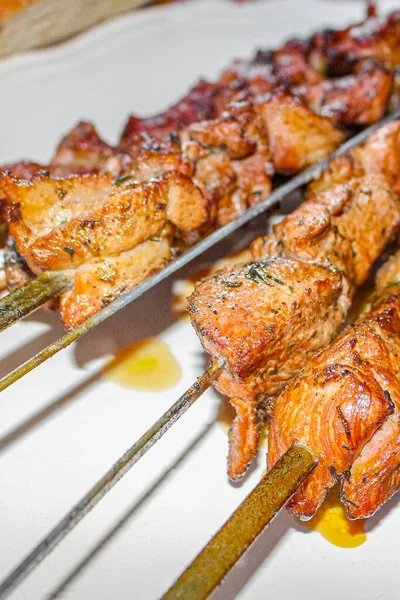 Norveç 'te beyaz plaka arka planında şişler olan bir Rus şişi..