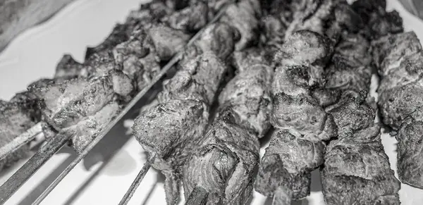 Foto Preto Branco Shashlik Russo Com Espetos Fundo Placa Branca — Fotografia de Stock