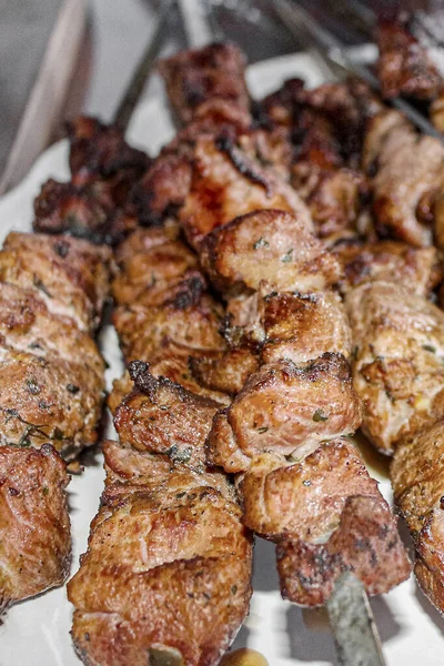 Shashlik Ruso Con Brochetas Sobre Fondo Placa Blanca Noruega — Foto de Stock