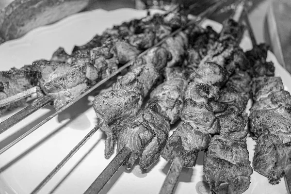 Cuadro Blanco Negro Shashlik Ruso Con Brochetas Sobre Fondo Placa — Foto de Stock