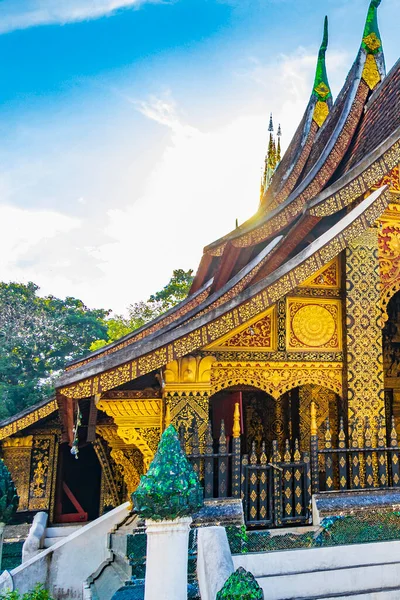 Wat Xieng Thong Budist tapınağı Luang Prabang Laos 'un en iyi tapınakları.